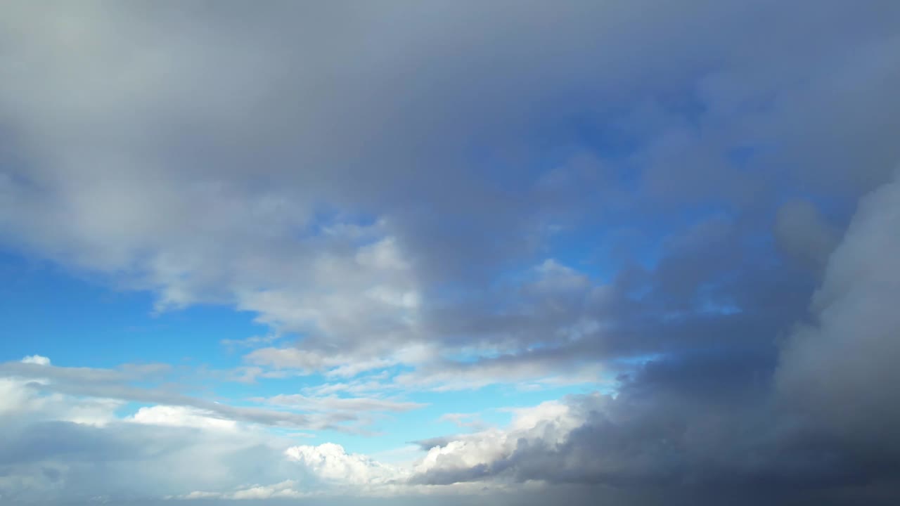 英国城市上空快速移动的云的高角度视图视频下载