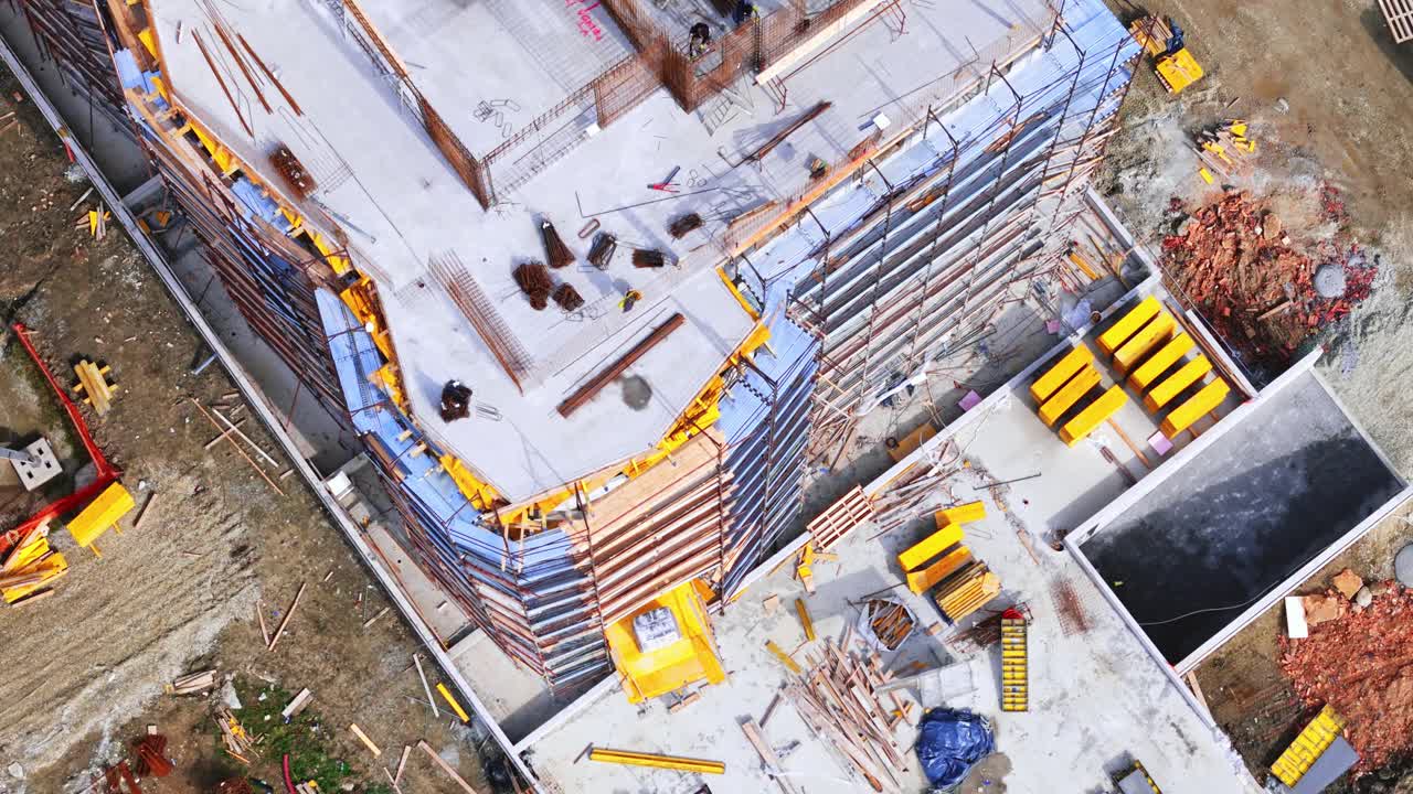 无人机在建筑工地未完工建筑的露台上工作视频下载