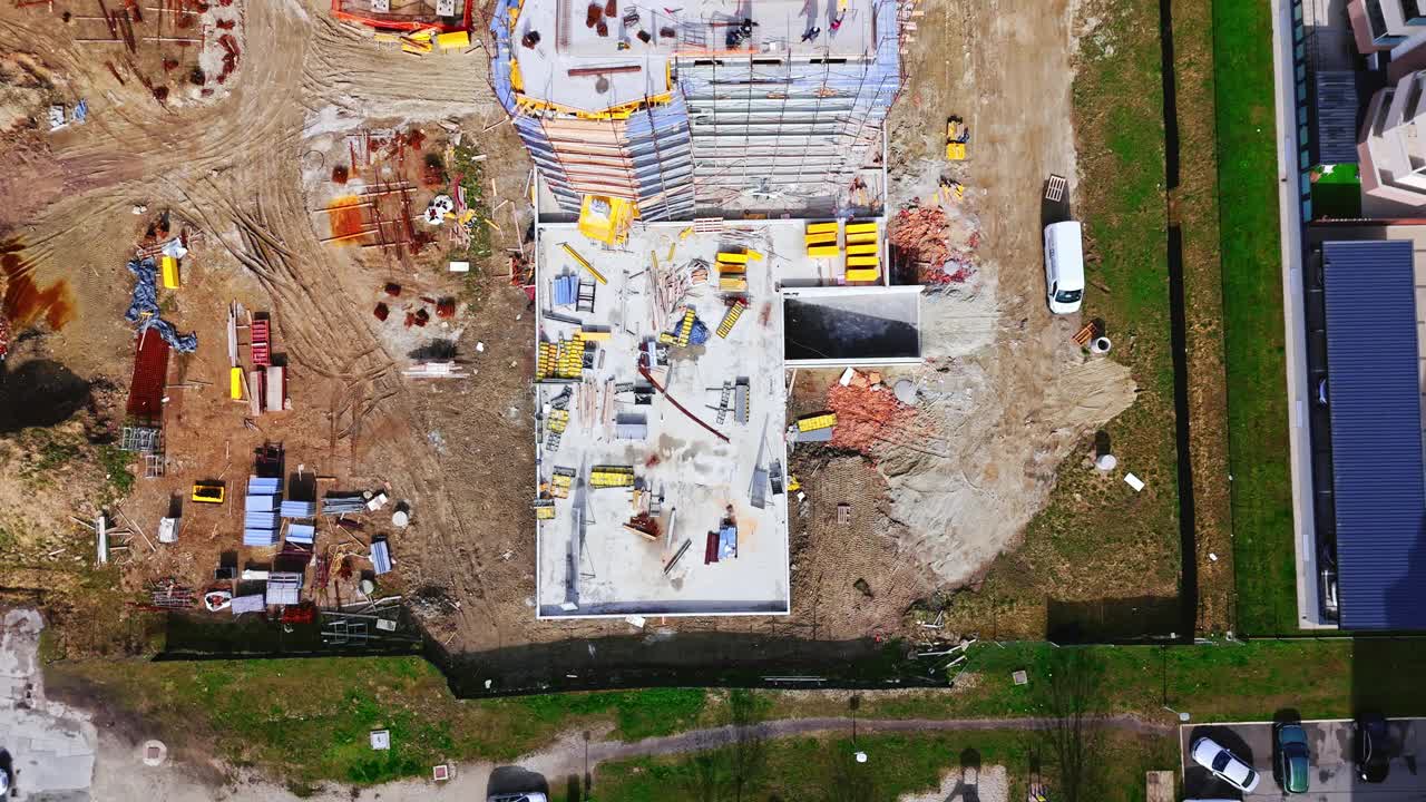 航拍无人机直接拍摄的大型起重机和建筑工地的不完整的建筑物视频素材
