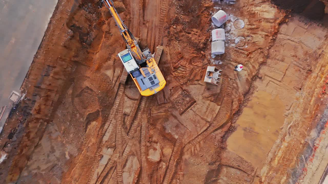 航拍无人机在城市建筑工地拍摄的挖掘机视频素材