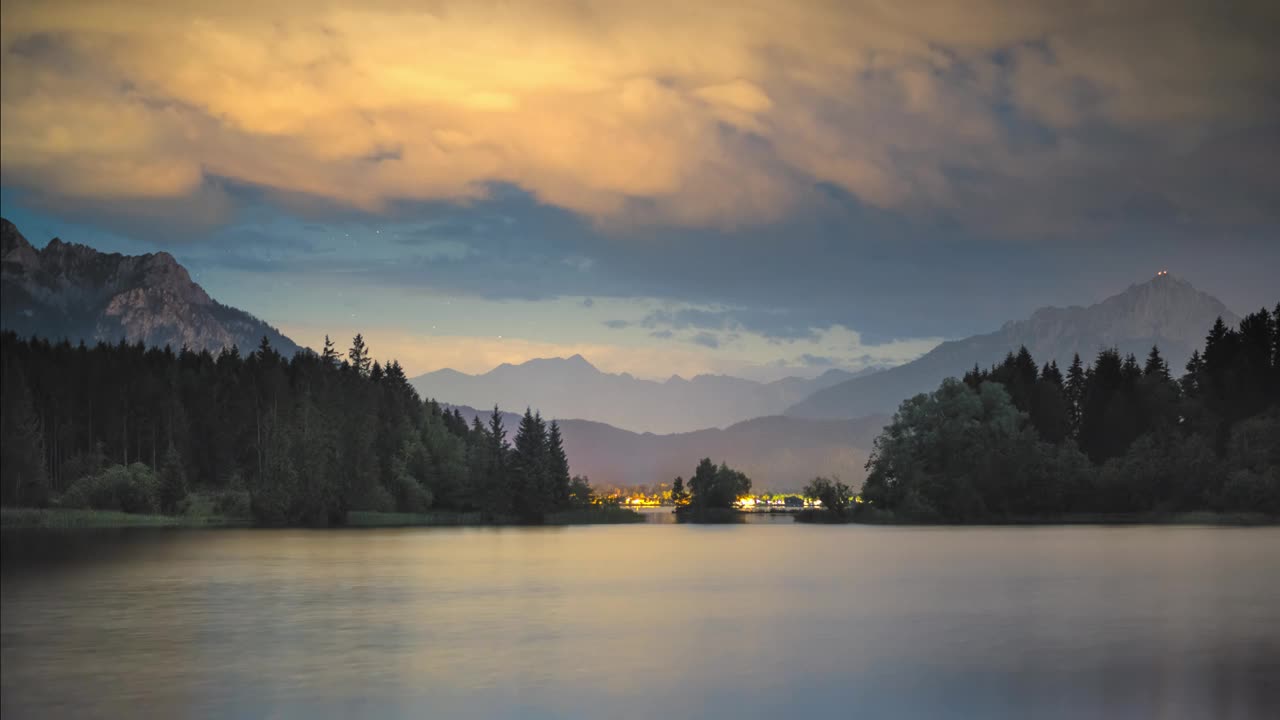 夜色中，风景优美的湖面上的云朵视频下载