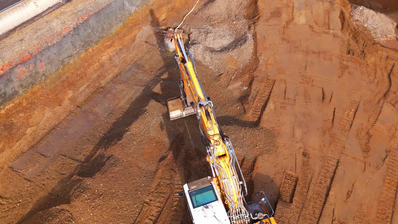 挖掘机在工地采砂的无人机拍摄视频下载