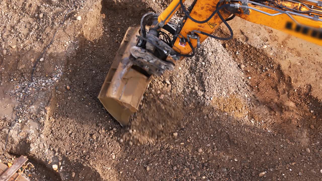 工地挖斗采砂机吊车镜头视频素材