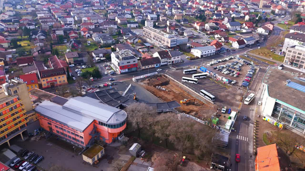 空中无人机拍摄的城市建筑和施工现场在晴朗的一天在斯洛文尼亚视频下载