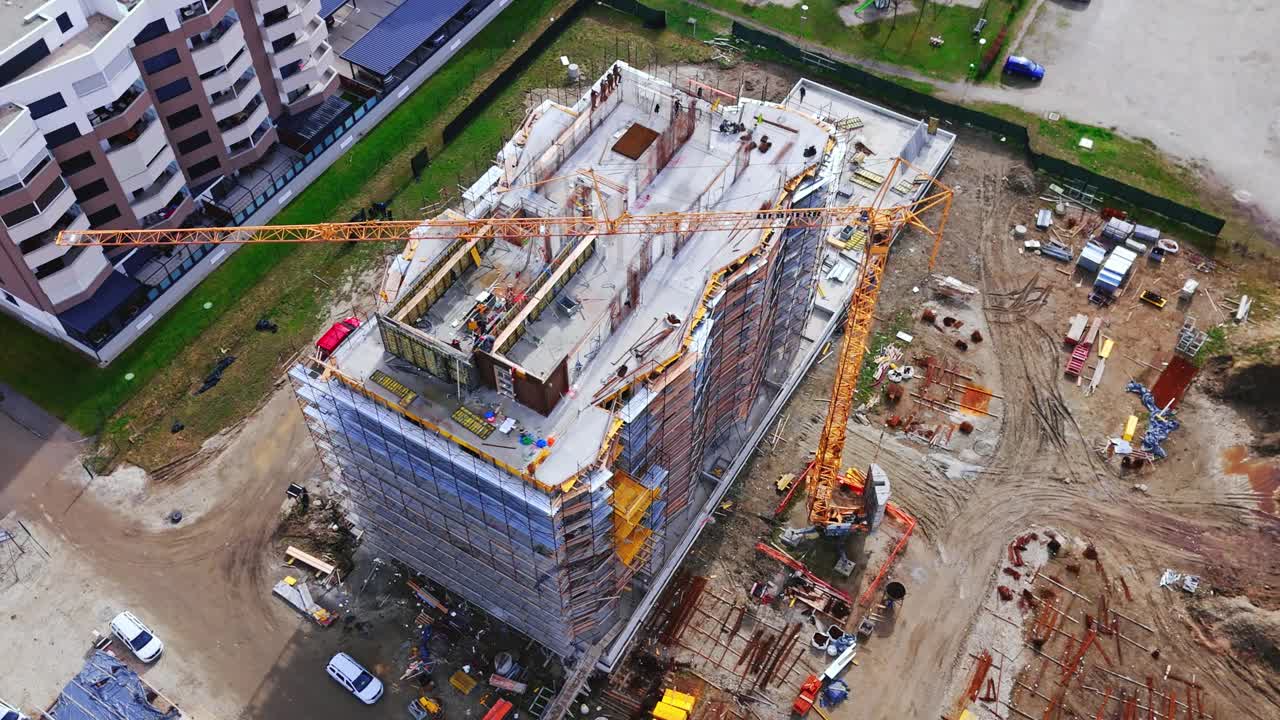 在斯洛文尼亚郊区，无人机在建设中的建筑上空旋转视频下载