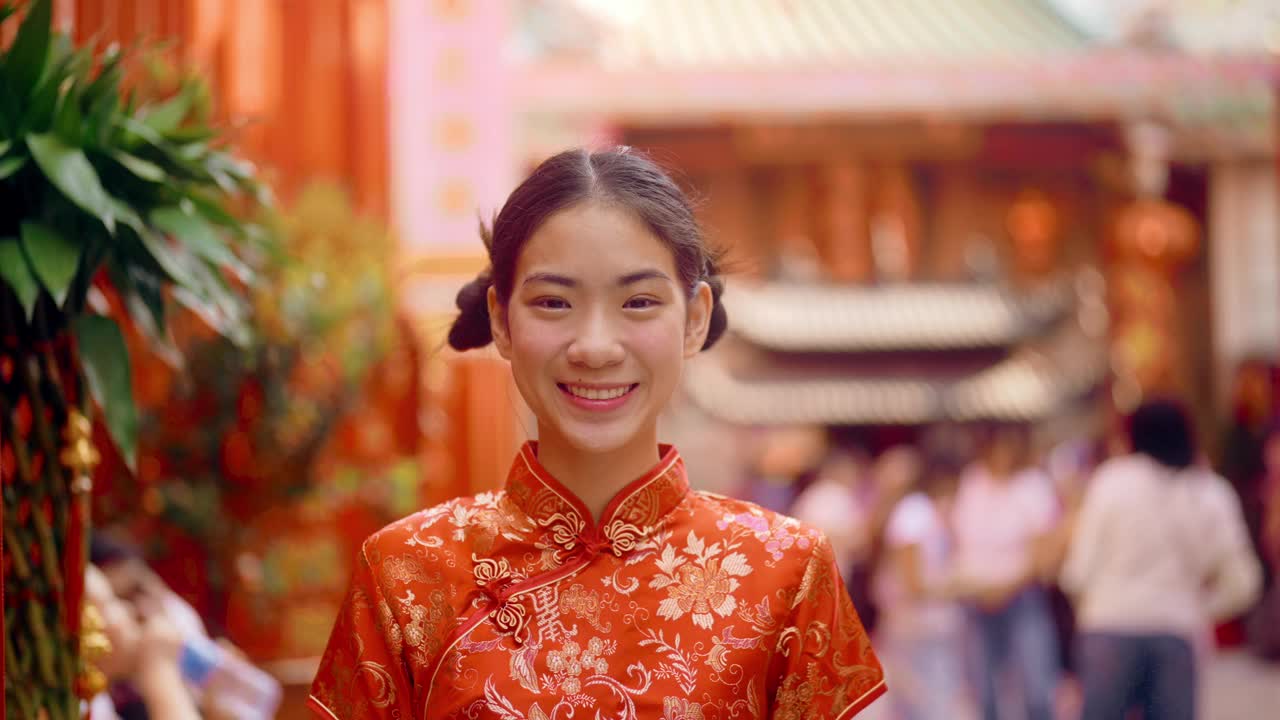 亚洲年轻女孩在寺庙里用灯笼装饰新年时向佛陀祈祷。视频下载