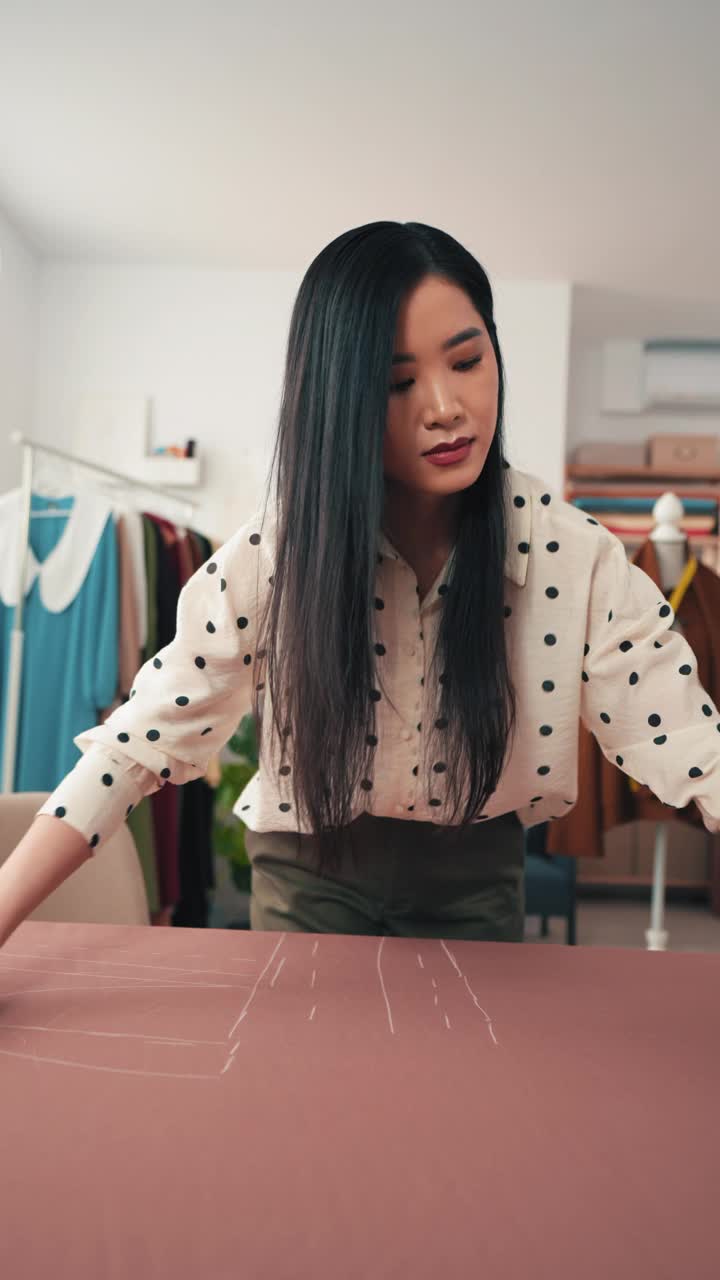 女服装工匠分析即将到来的时装季的服装草图。视频下载