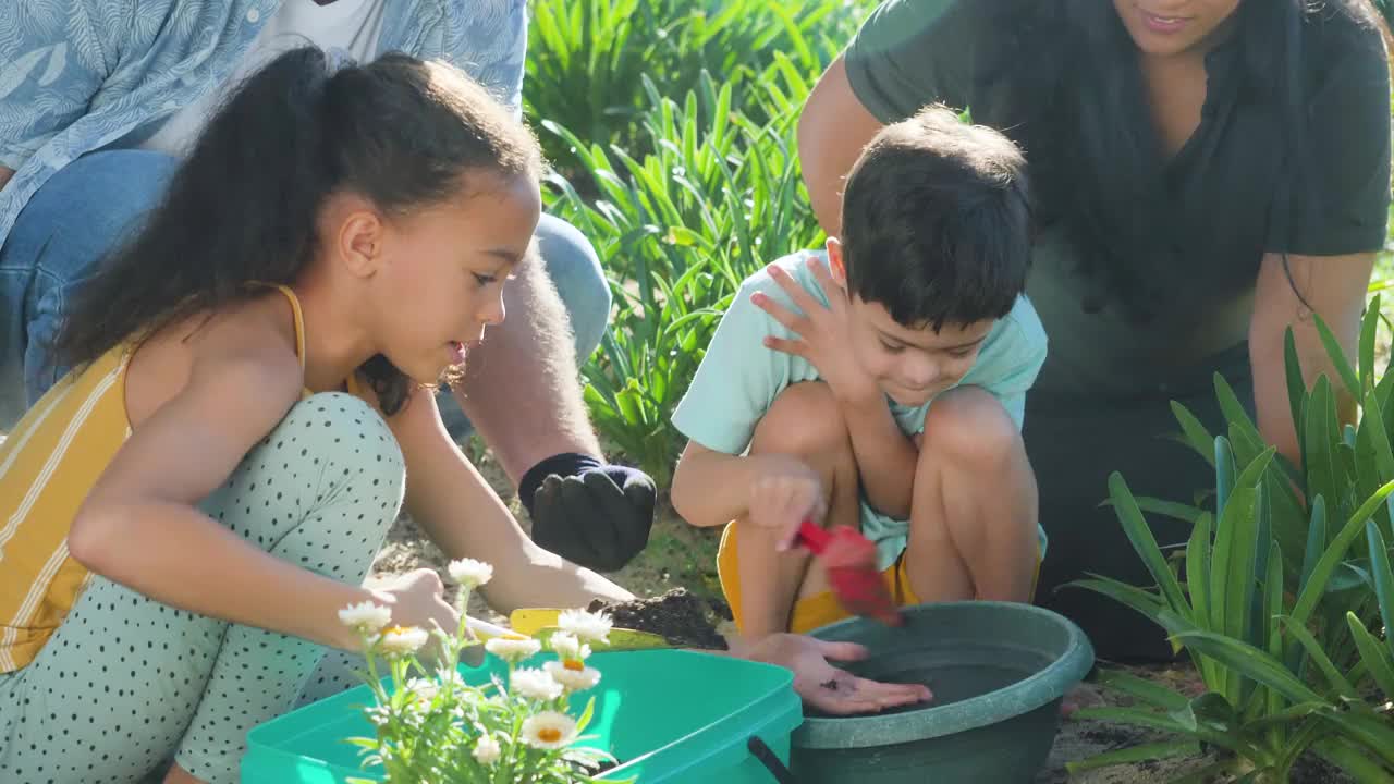 父母带着孩子在花园里种花视频下载
