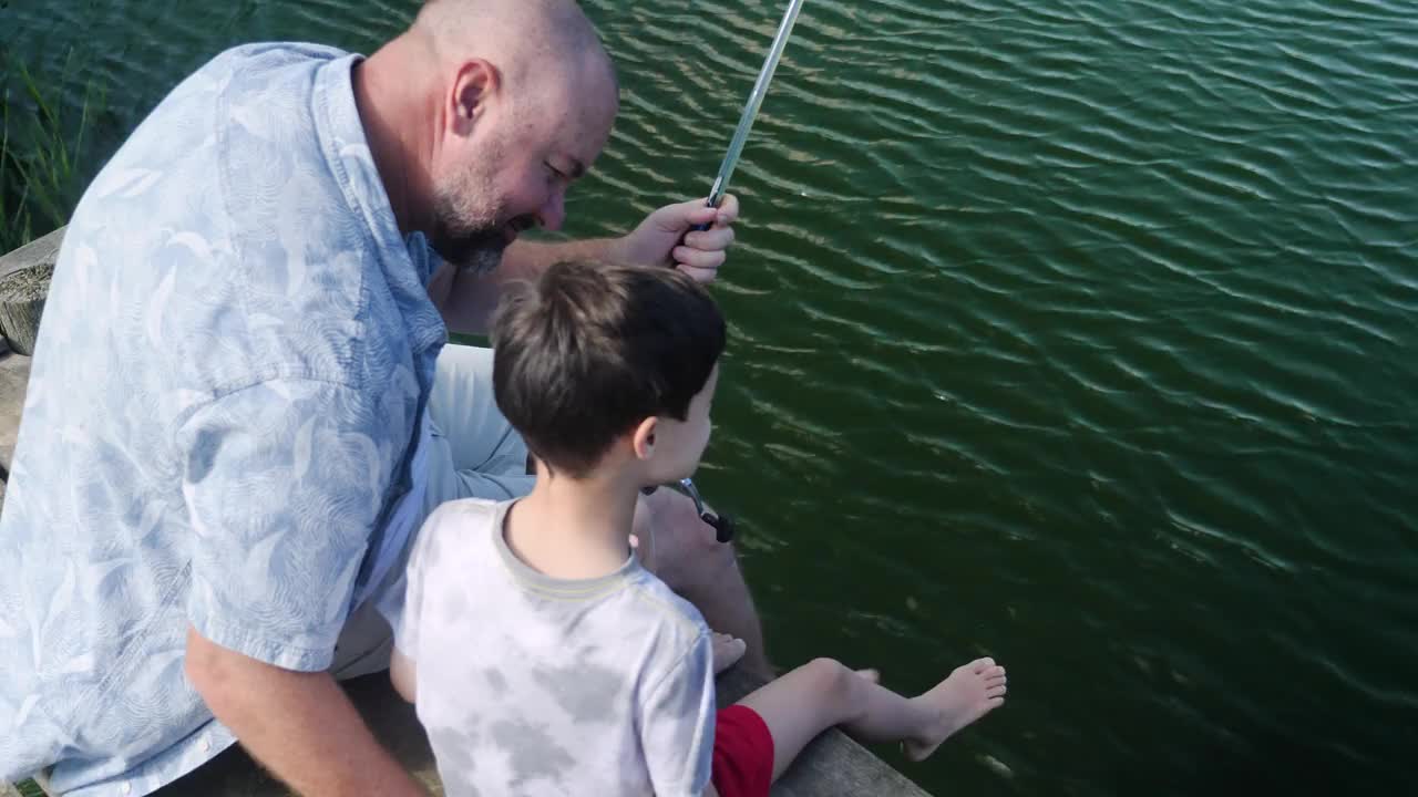 父亲带着患有唐氏综合症的儿子在码头钓鱼视频下载