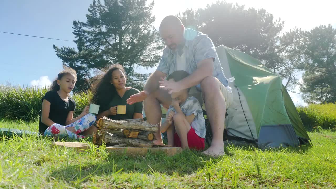 父母带着孩子坐在帐篷前视频下载