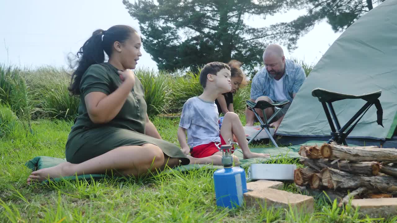 父母带着孩子坐在帐篷前视频下载