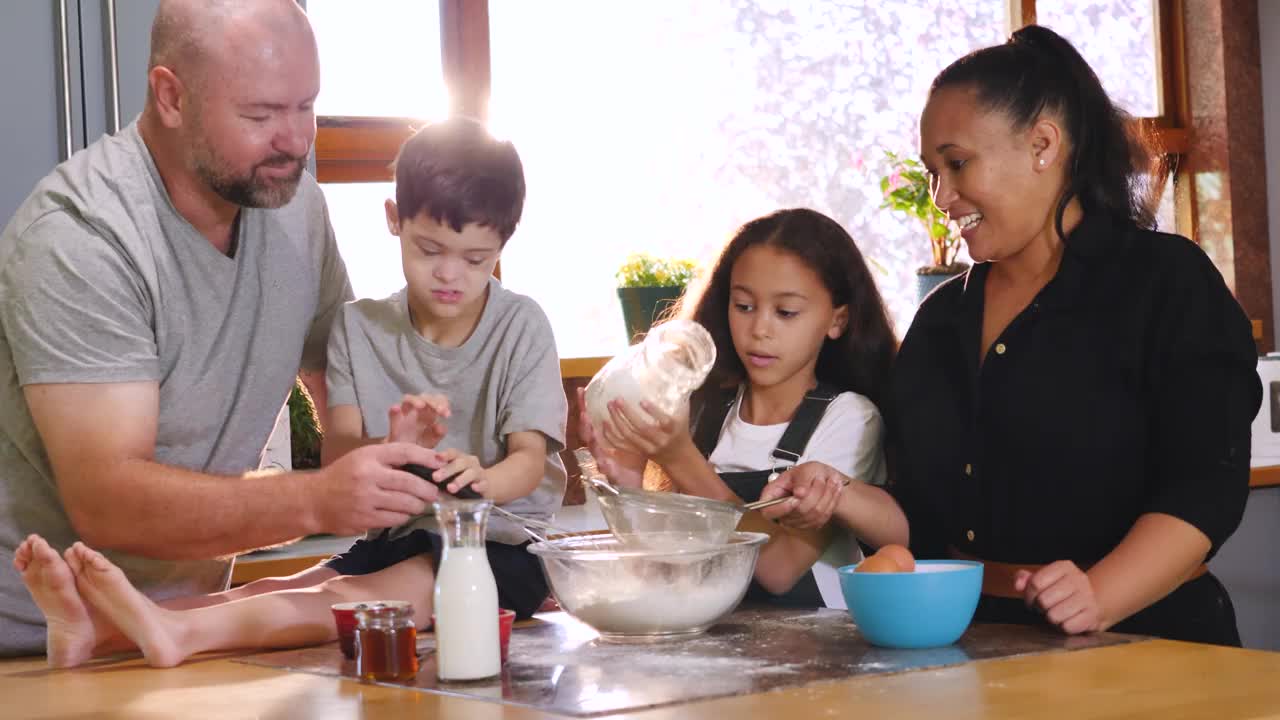 父母带着两个孩子在厨房烤面包视频下载