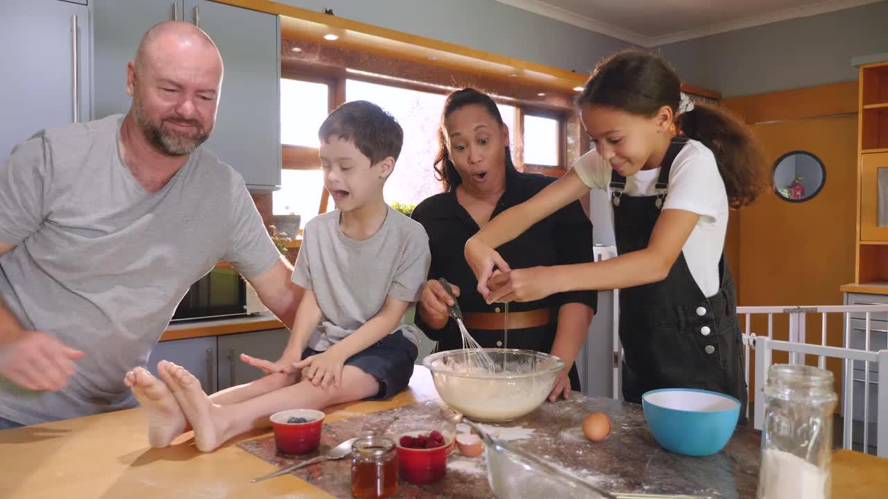 父母带着两个孩子在厨房烤面包视频下载