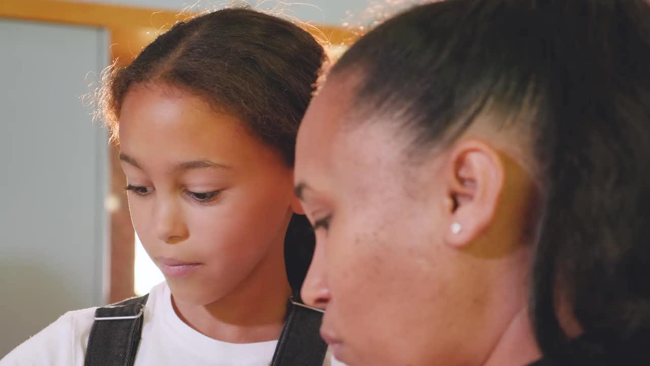 母亲和女儿在厨房享用煎饼视频下载