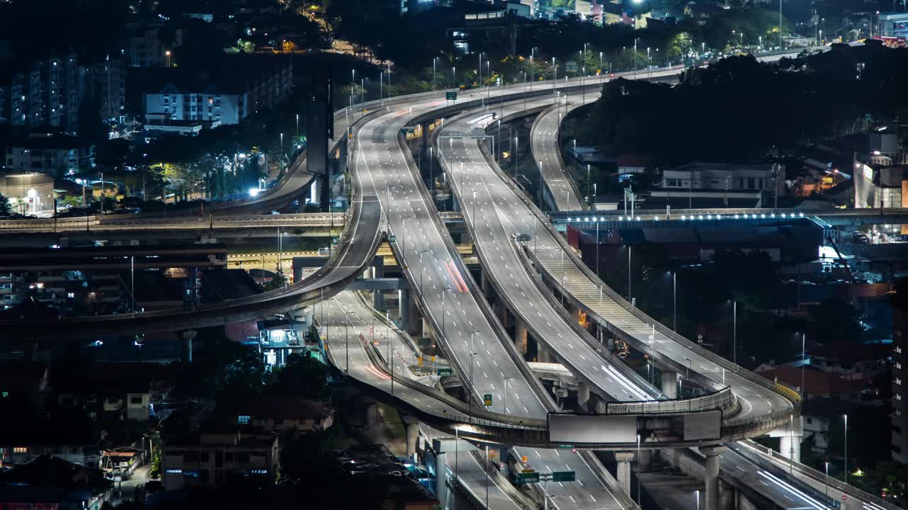 吉隆坡的高架公路在夜晚灯火通明，背景是建筑物视频下载
