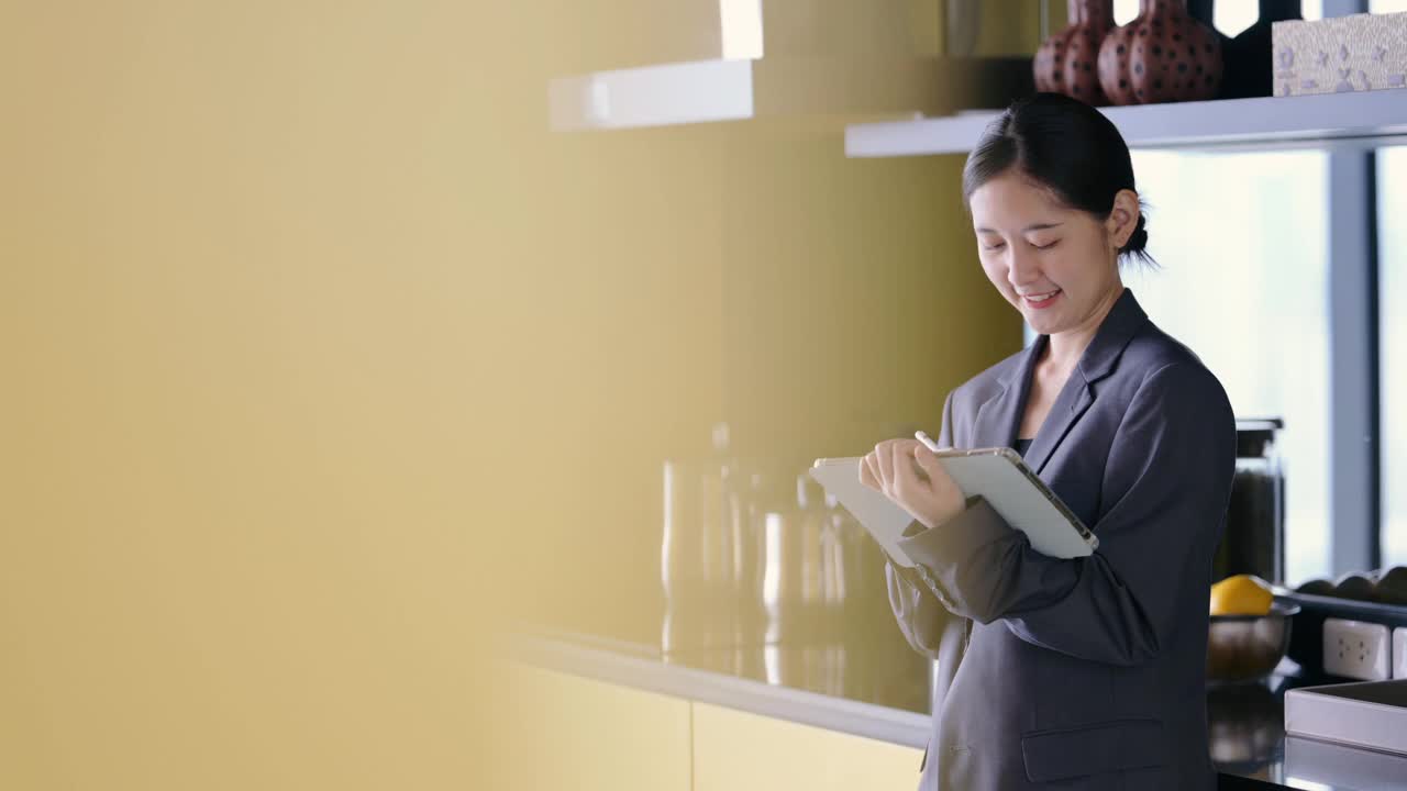 6G物联网亚洲Z世代工作在线视频通话伙伴，看着她的手机并分享到社交媒体上视频素材