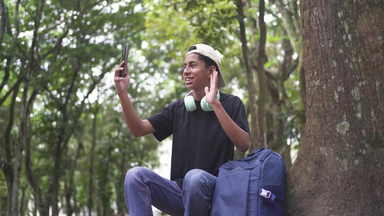 一个年轻人在探索森林时进行视频通话视频下载