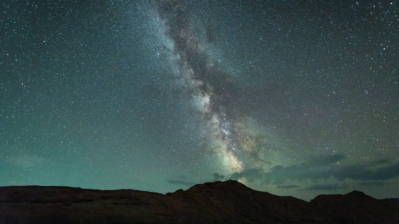 中国新疆哈密奇石山延时4K星空银河视频下载