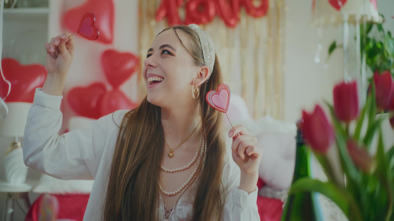 情人节拿着糖果的快乐女人视频下载