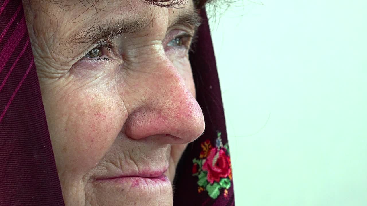 戴头巾的退休老妇人特写肖像视频下载