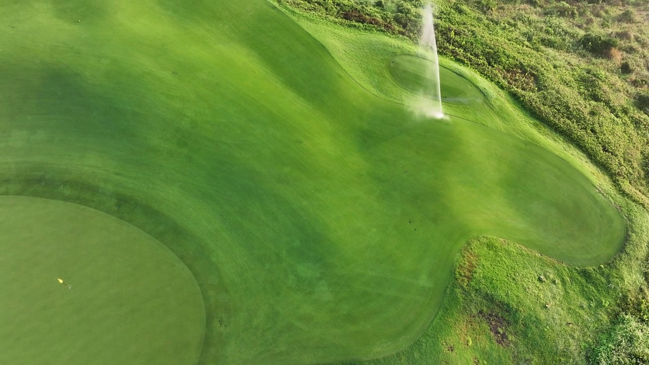 热带高尔夫球场的航拍画面视频素材