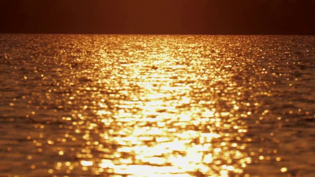 金色的倒影在夕阳下闪闪发光视频下载