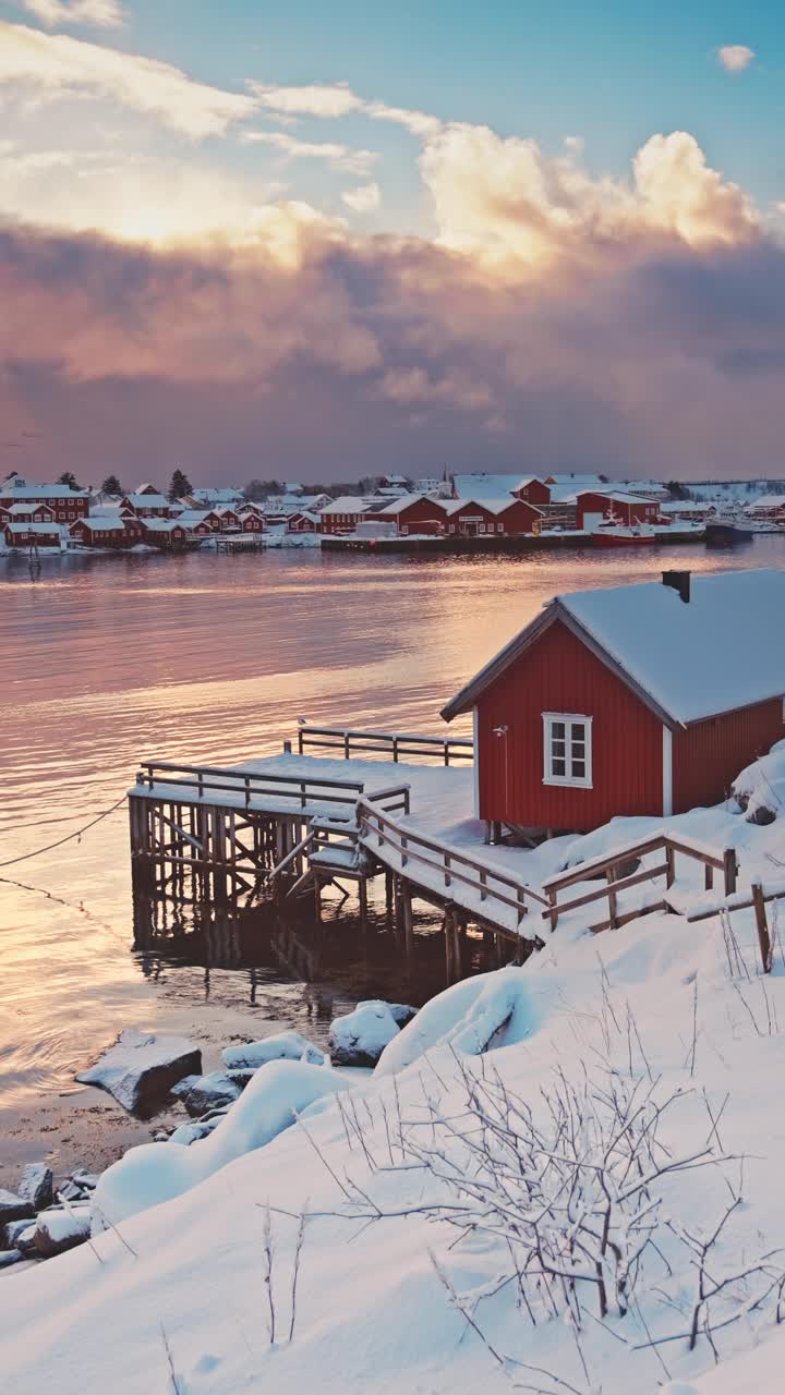 彩色风景日出在罗弗敦群岛，挪威，红屋渔村和山脉，垂直全景景观视频。视频下载