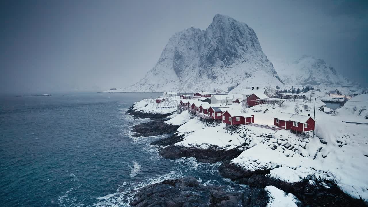 冬季全景景观的莱因村，罗弗敦群岛，挪威，岩石海岸和雪山高峰和电影下雪的视频视频下载