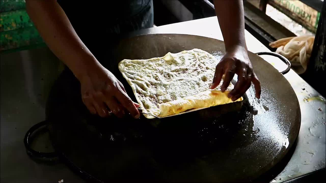 厨师在铁锅上煎香脆的甜烤饼准备上桌的镜头视频下载