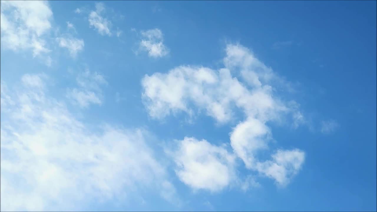 纯净的白云漂浮在充满活力的蓝天上的延时镜头视频下载