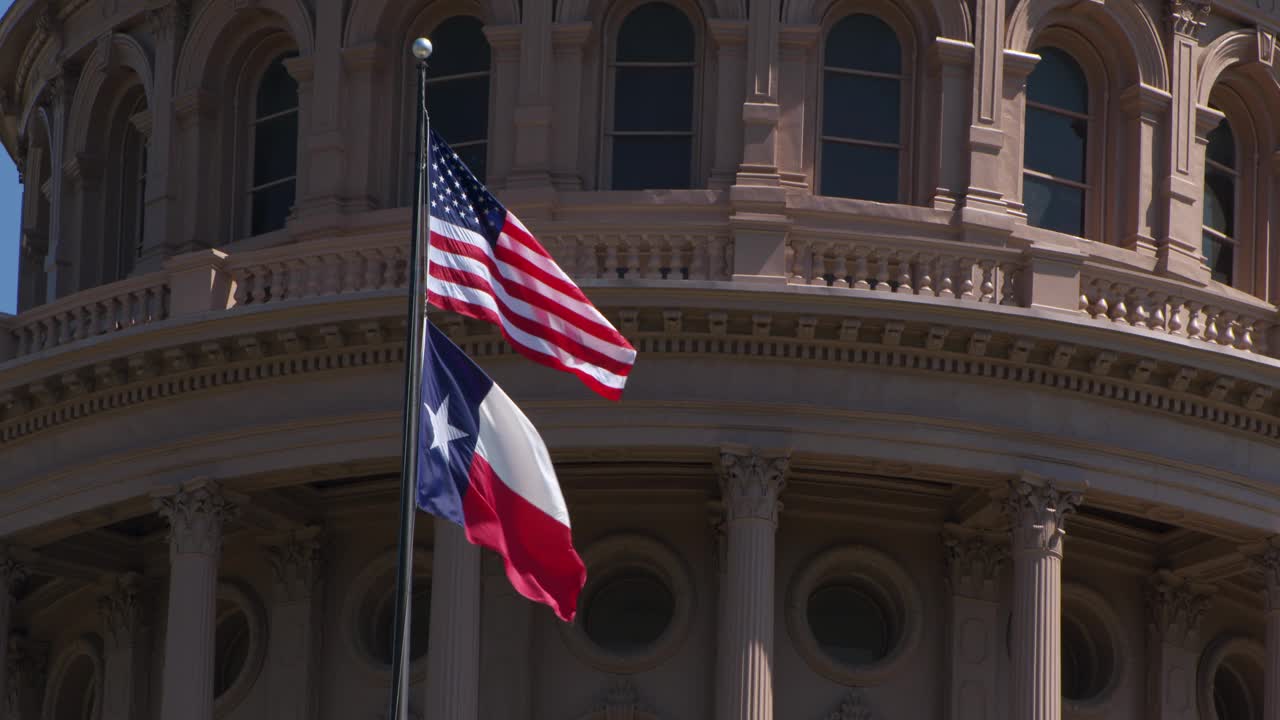 奥斯丁州议会大厦前的美国和德克萨斯国旗视频下载