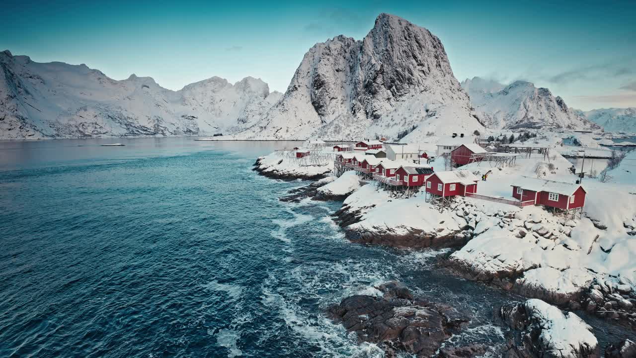美丽的冬季风景如画的渔村，大海和雪山丘陵，罗弗敦群岛，挪威视频下载