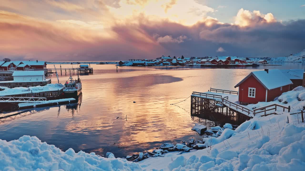 彩色日出在罗弗敦群岛，挪威，海岸与红房子渔村和山脉，全景景观视频视频下载