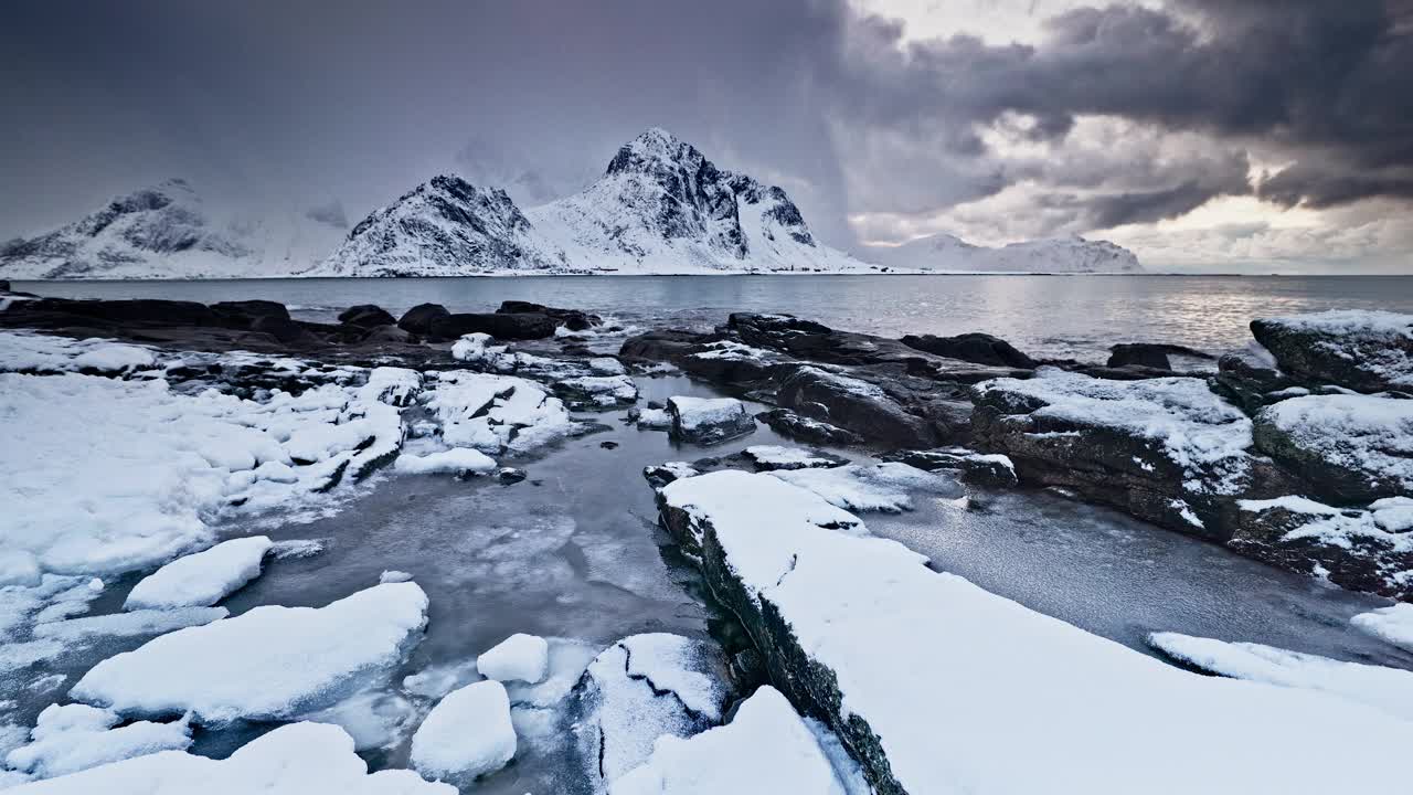 北极冬季全景景观和冰冻岩石海岸挪威罗弗敦群岛视频下载