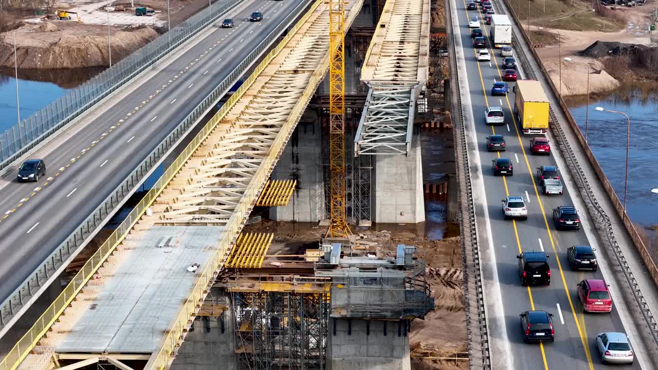 航拍4K俯视图，目前正在建设道路，新桥正在建设中。视频下载