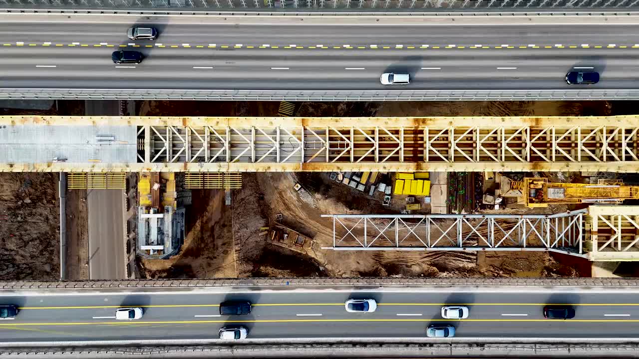 航拍4K俯视图，目前正在建设道路，新桥正在建设中。视频下载