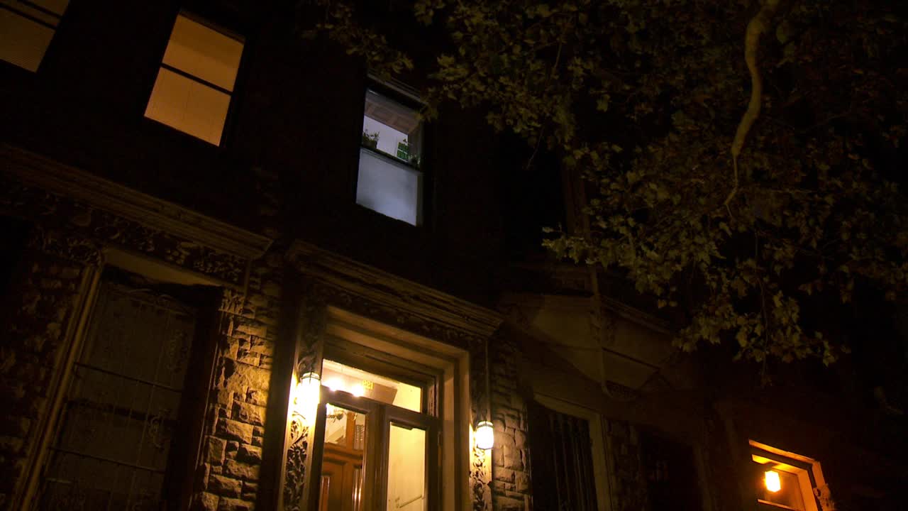 曼哈顿夜晚的褐石屋公寓视频下载