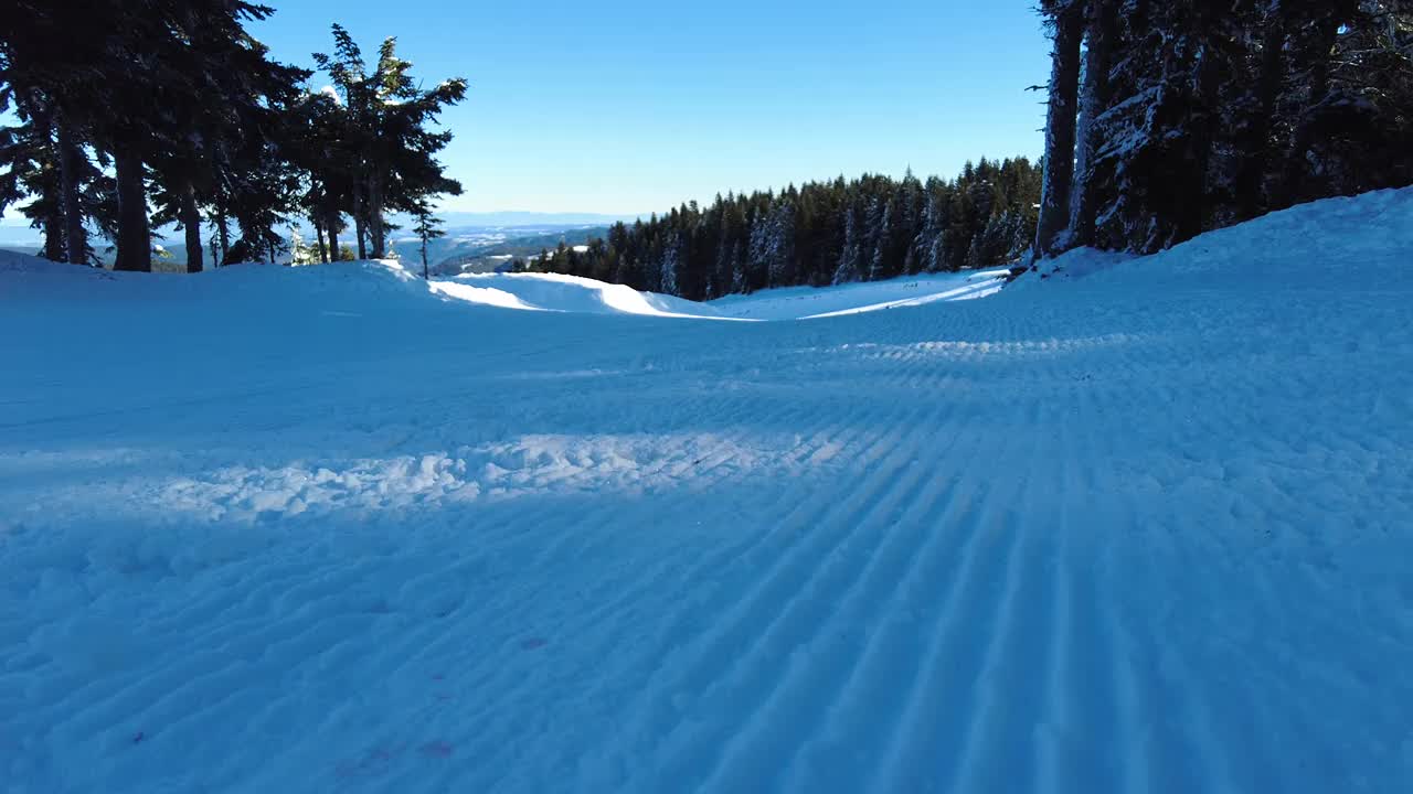滑雪和雪的乐趣。孩子滑雪。儿童冬季运动视频素材