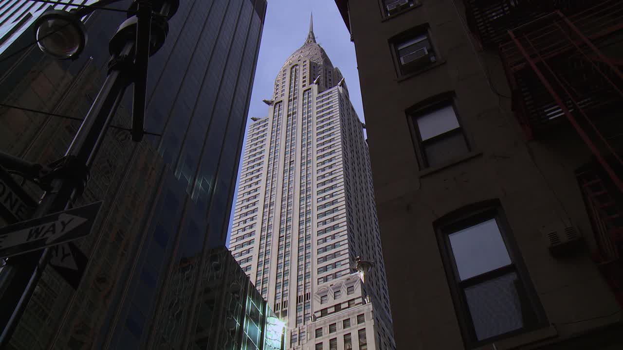 克莱斯勒大厦位于两座大楼之间视频下载