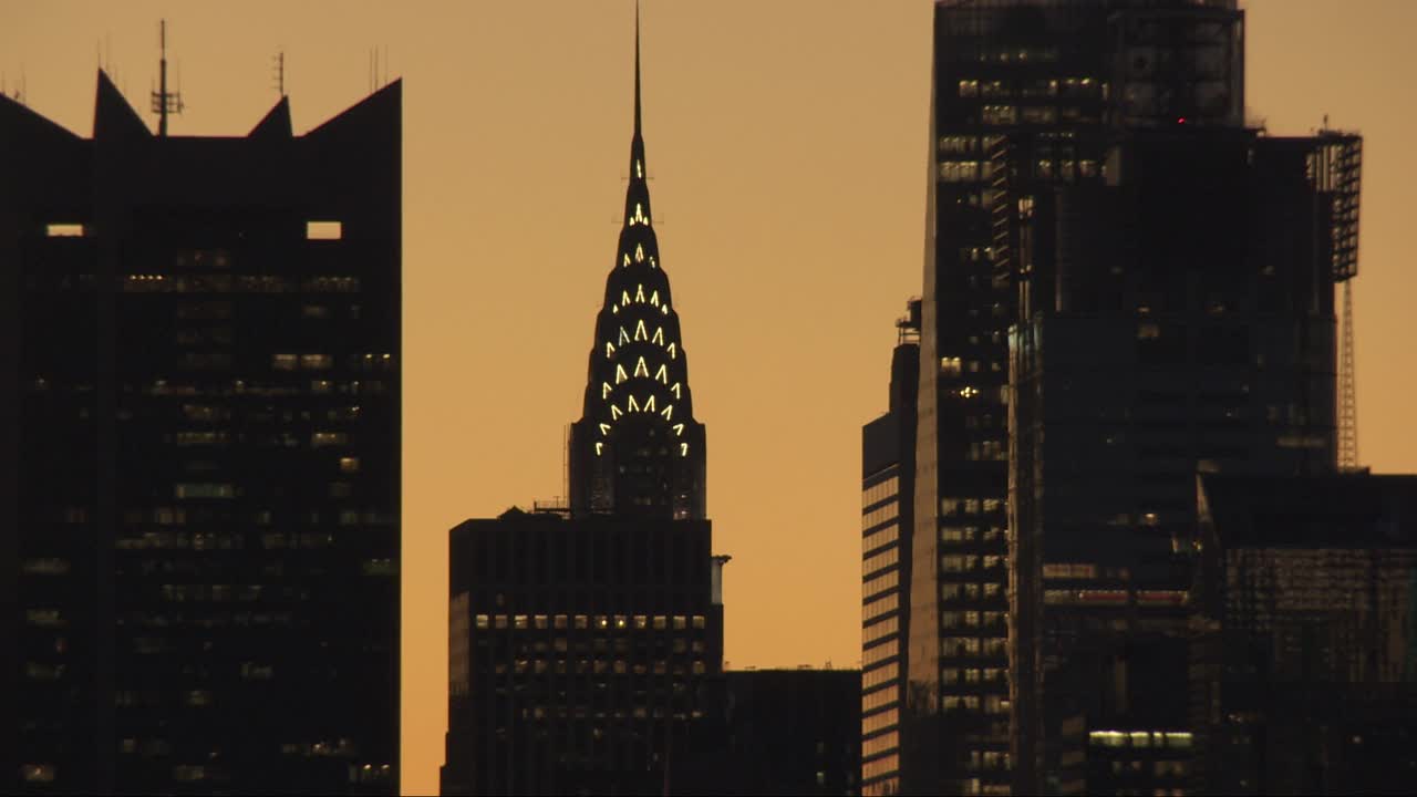 黎明时分克莱斯勒大厦的剪影映照在曼哈顿的天际线上视频下载
