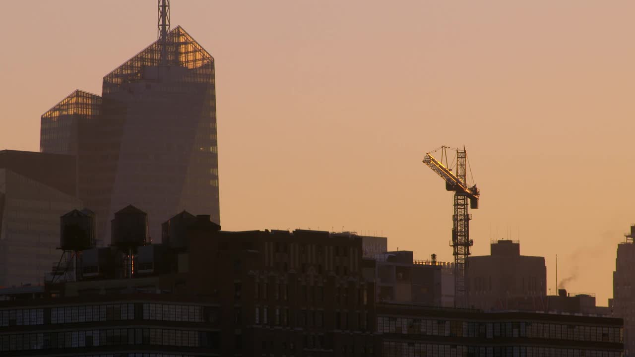黎明时分，建筑起重机在曼哈顿的天际线上缓缓转动视频下载