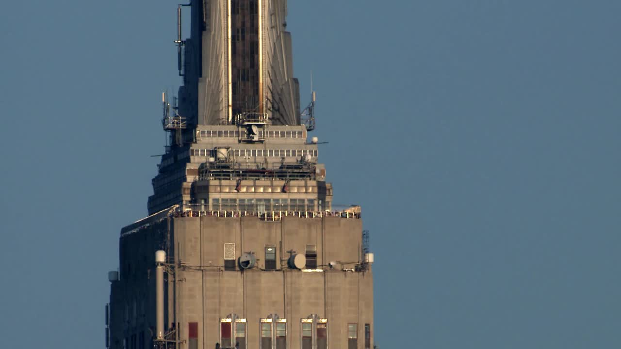 一架喷气式客机飞过帝国大厦的上部视频下载