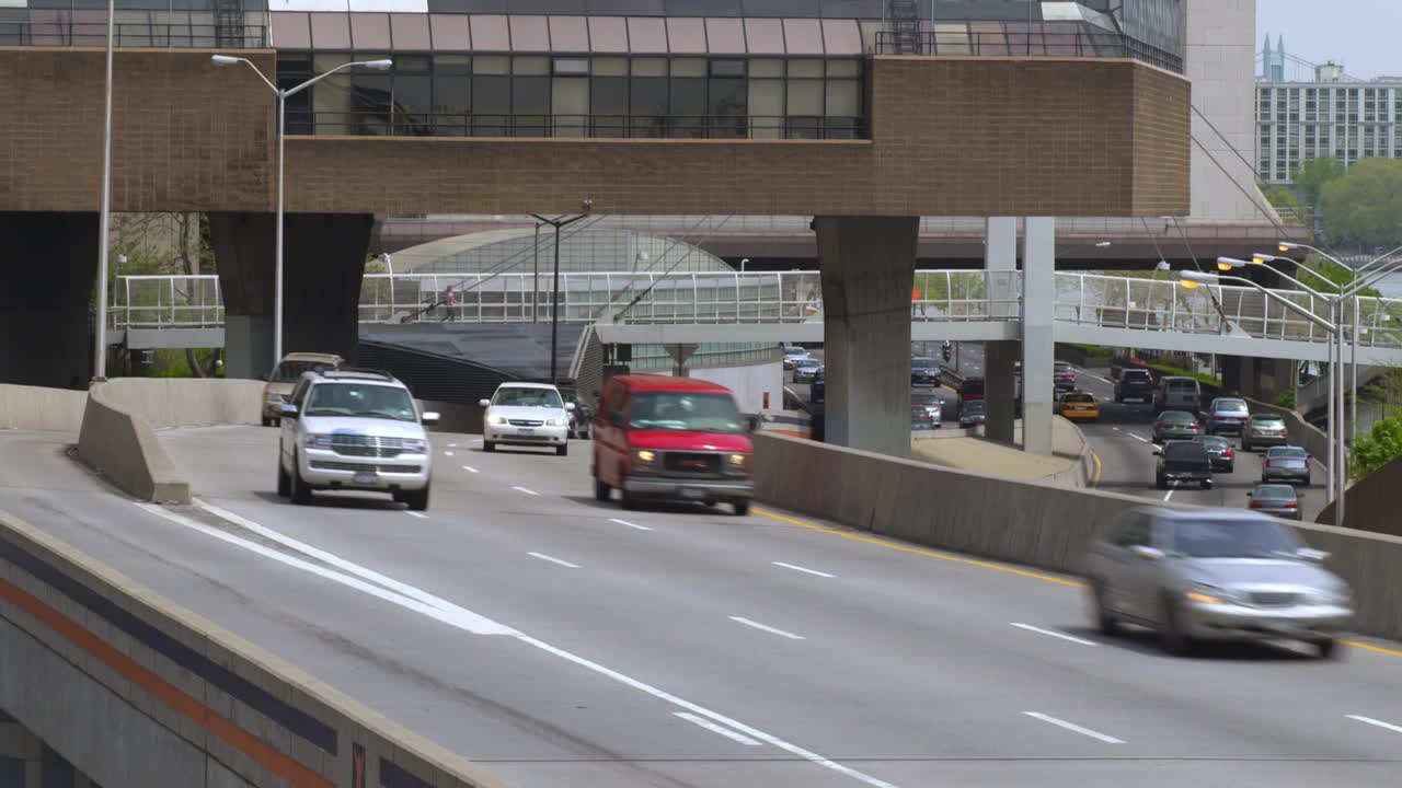罗斯福大道上高速行驶的汽车视频下载