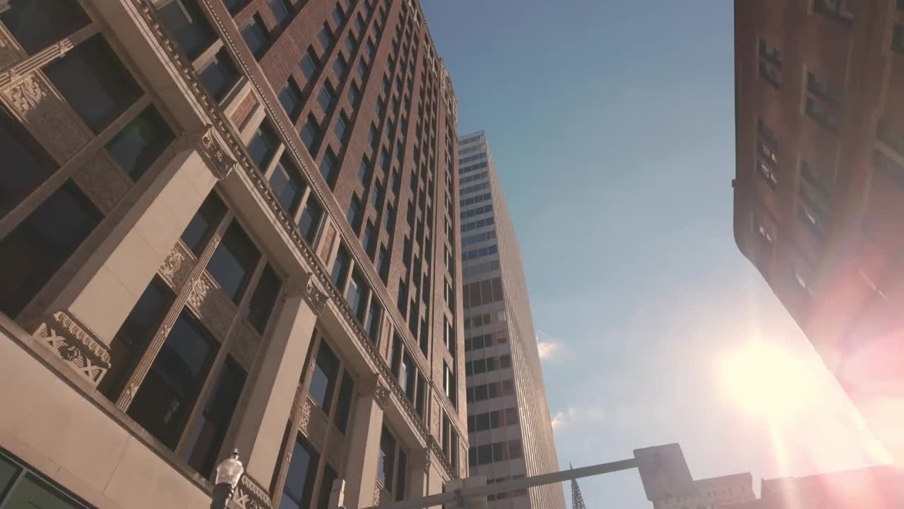 后视图驾驶多丽拍摄匹兹堡高层建筑视频下载