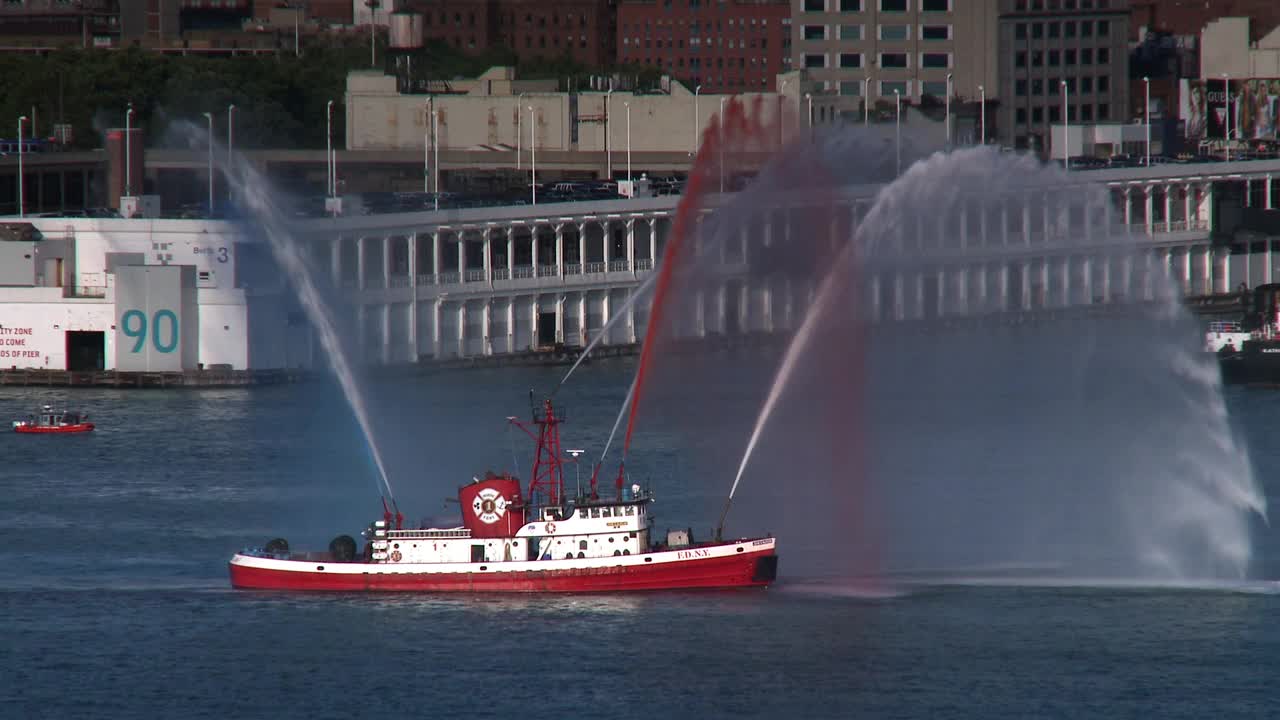 在哈德逊河上，消防船把红、白、蓝三色的水柱抽了出来视频下载