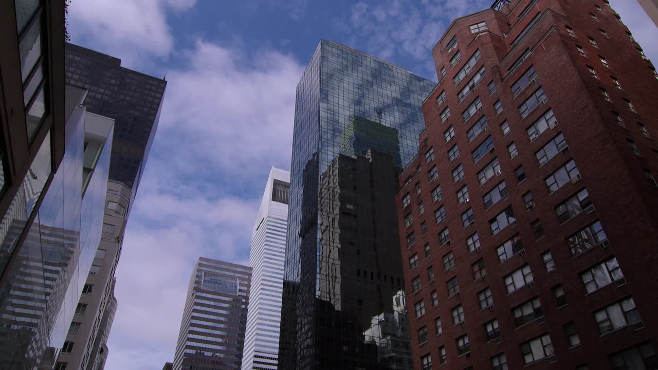 曼哈顿高楼后面快速移动的云视频下载