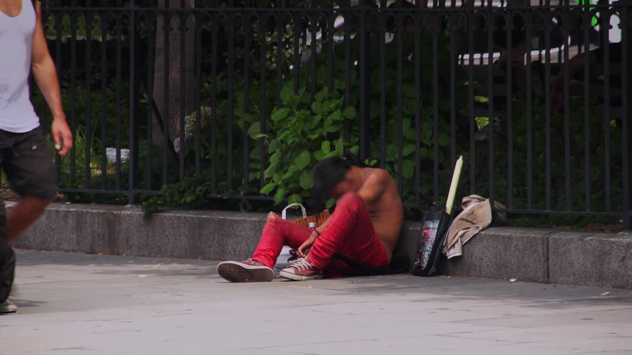 一个流浪汉睡在曼哈顿的大街上视频下载