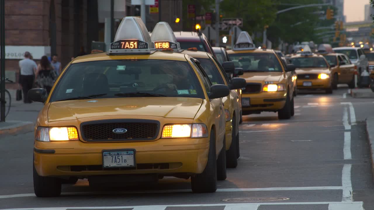 14街和第九大道的出租车队伍在黄昏时分视频下载