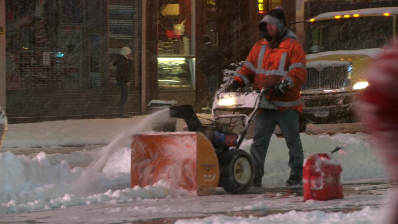 城市工作人员在时代广场使用吹雪机视频下载