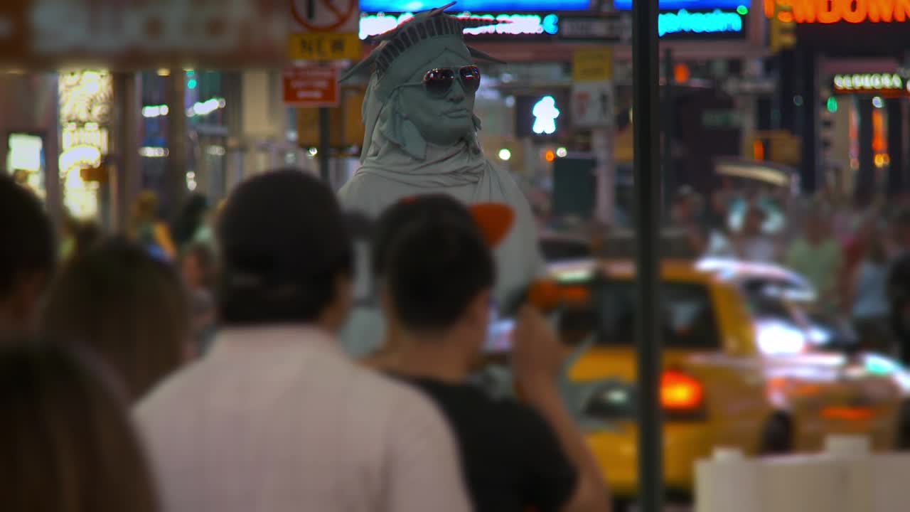 一名身穿自由女神像服装的男子在时代广场为人群表演视频下载